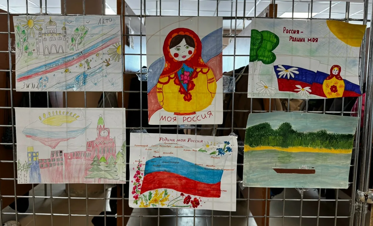 🇷🇺 В Центре образования №17 имени А.А. Герасимова прошла выставка рисунков «Россия — Родина моя», пр
