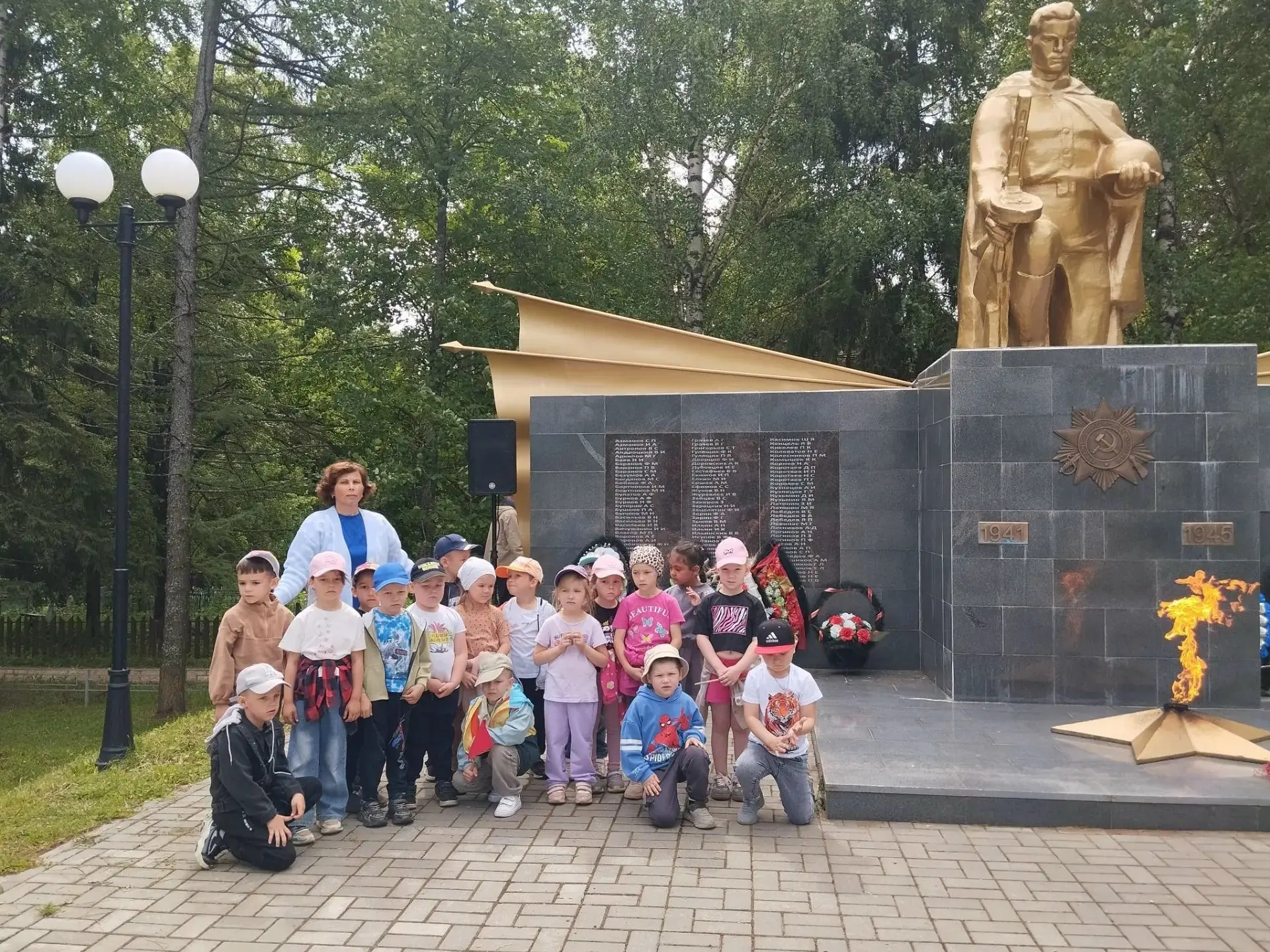 День памяти и скорби — важная дата в календаре, и детский сад «Улыбка» не остался в стороне.

Старши