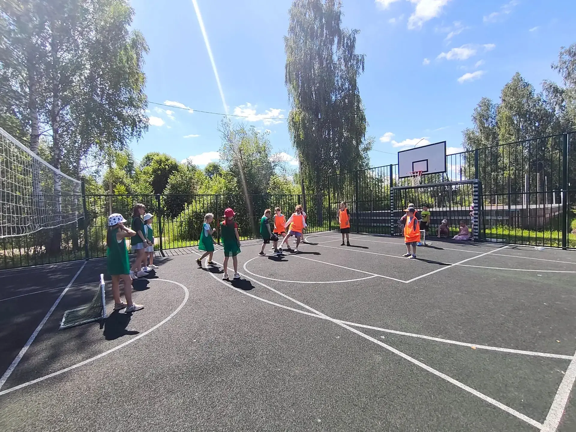 ⚽ В пришкольном лагере прошли соревнования по мини-футболу. Ребята играли, забивали голы и поддержив