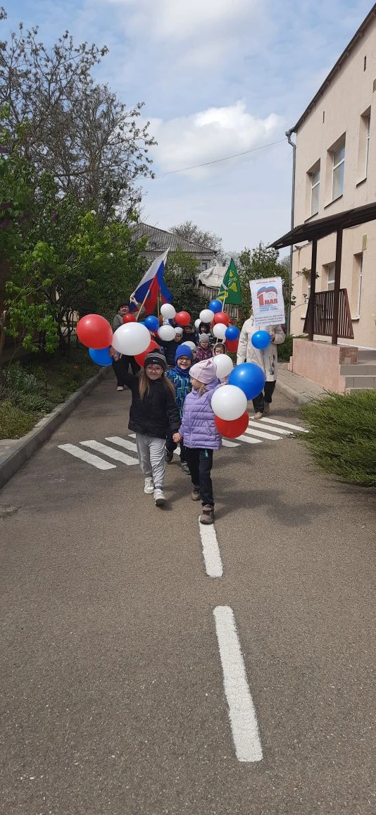 С ребятами провели парад первомайский! Весна, улыбки, отличное настроение и чувство еди...