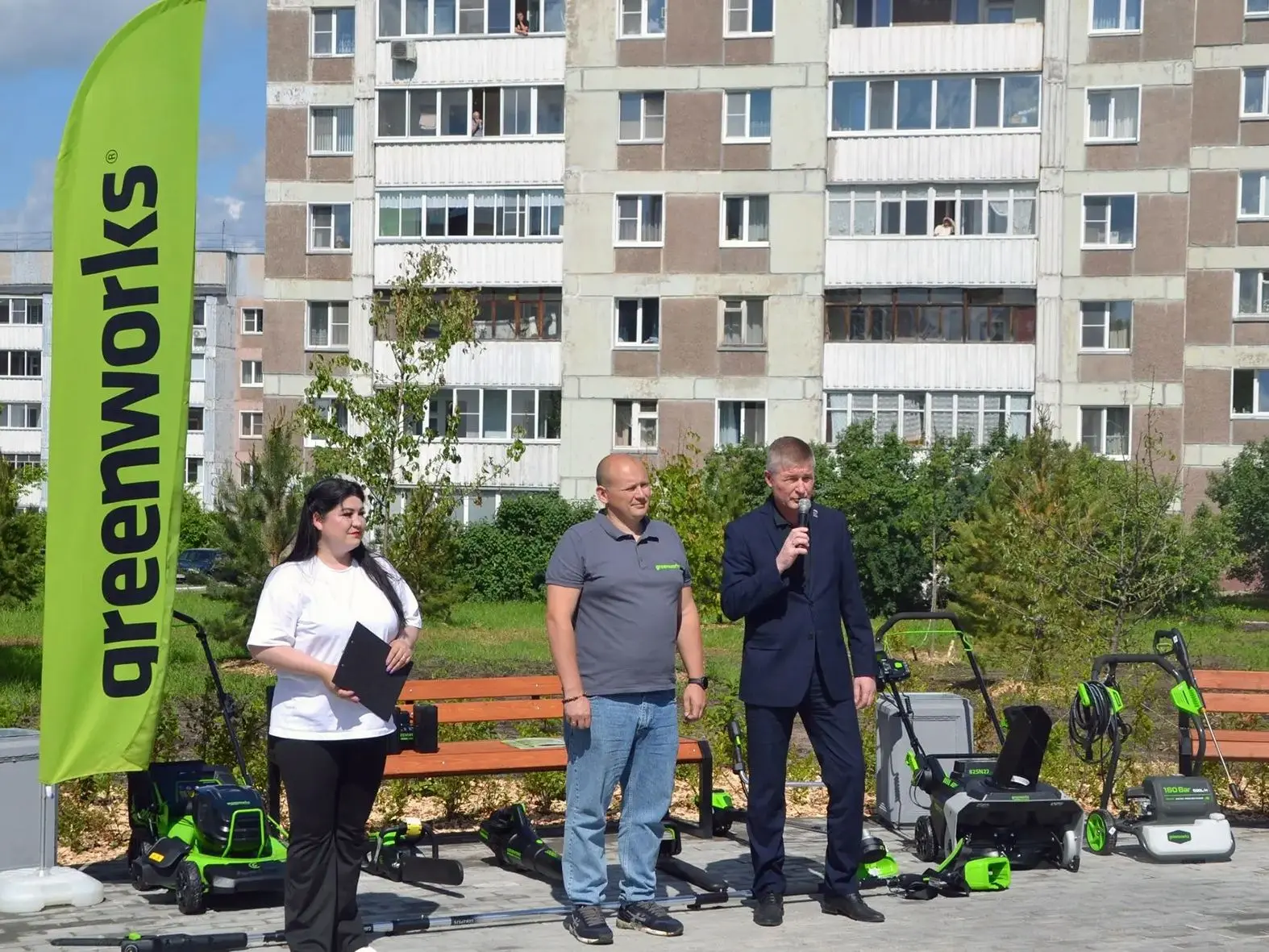 Зелёный сквер и техника в подарок

В сквере между улицами Комиссара Утробина и Победы прошла торжест