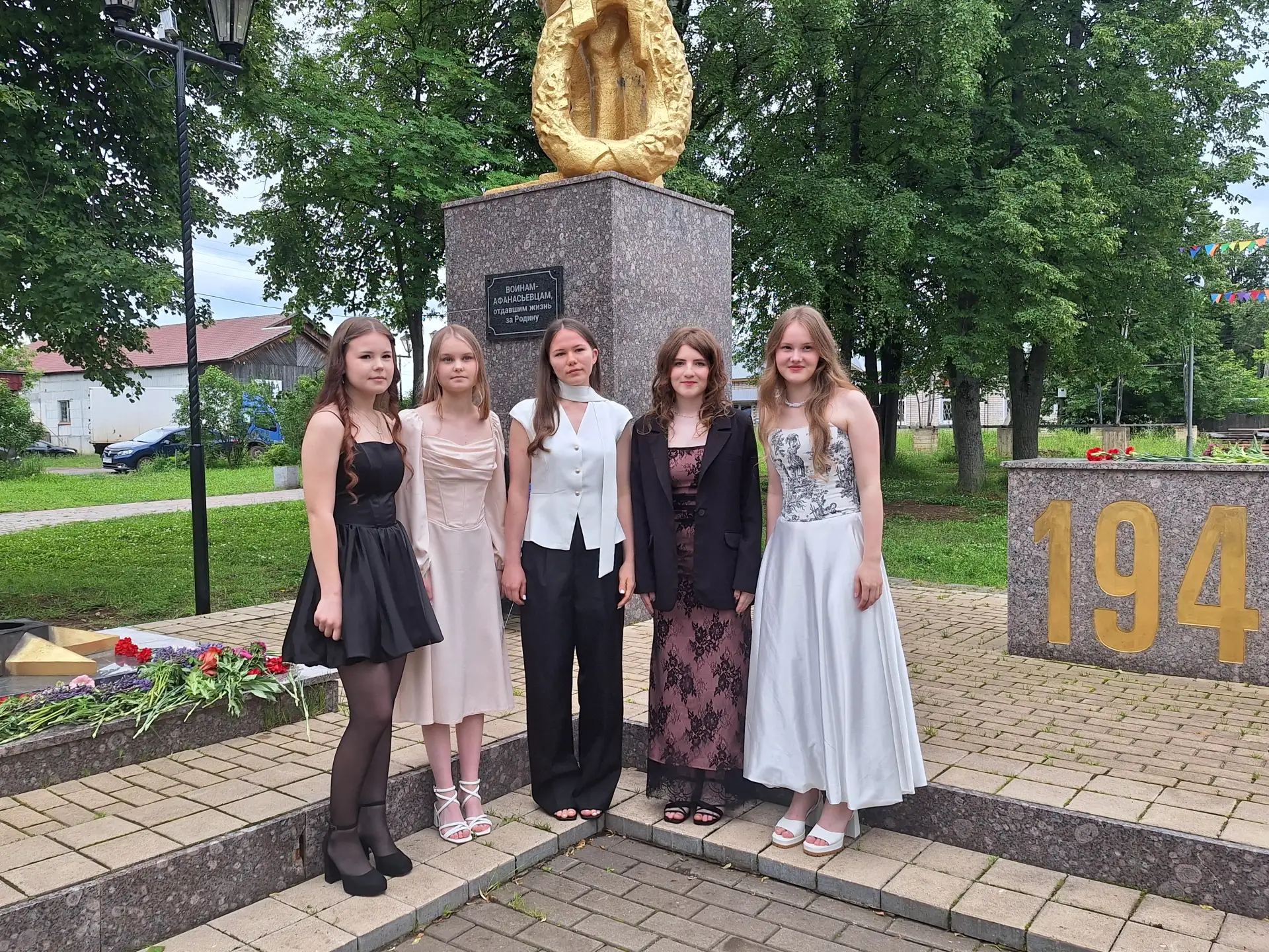 Вчерашние школьники, сегодня – медалисты!

Вот и отзвенели последние звонки, позади остались волните