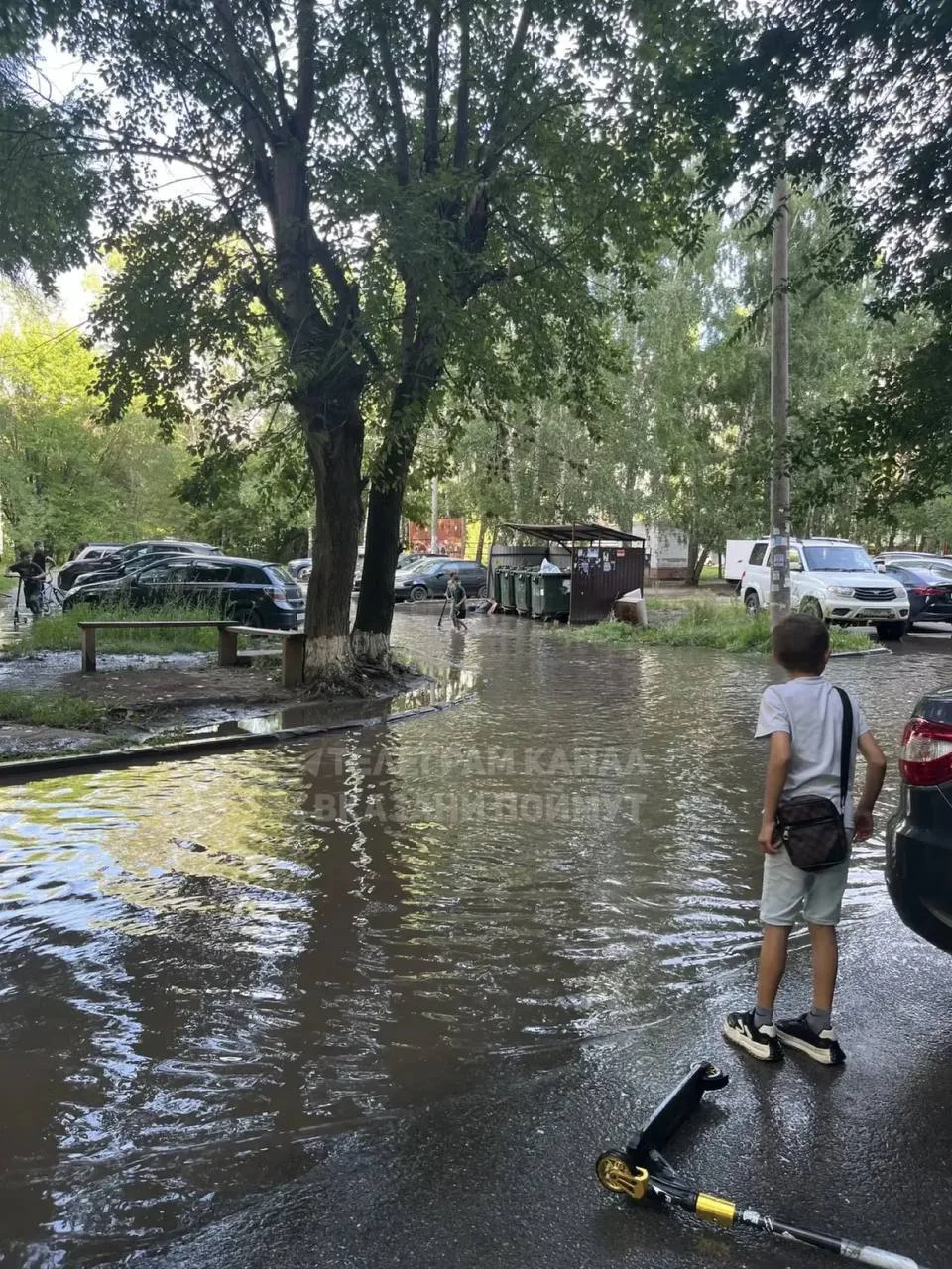 В Ново-Савиновском районе Казани затопило двор. 

По словам жителей, территория у дома №60 по проспе
