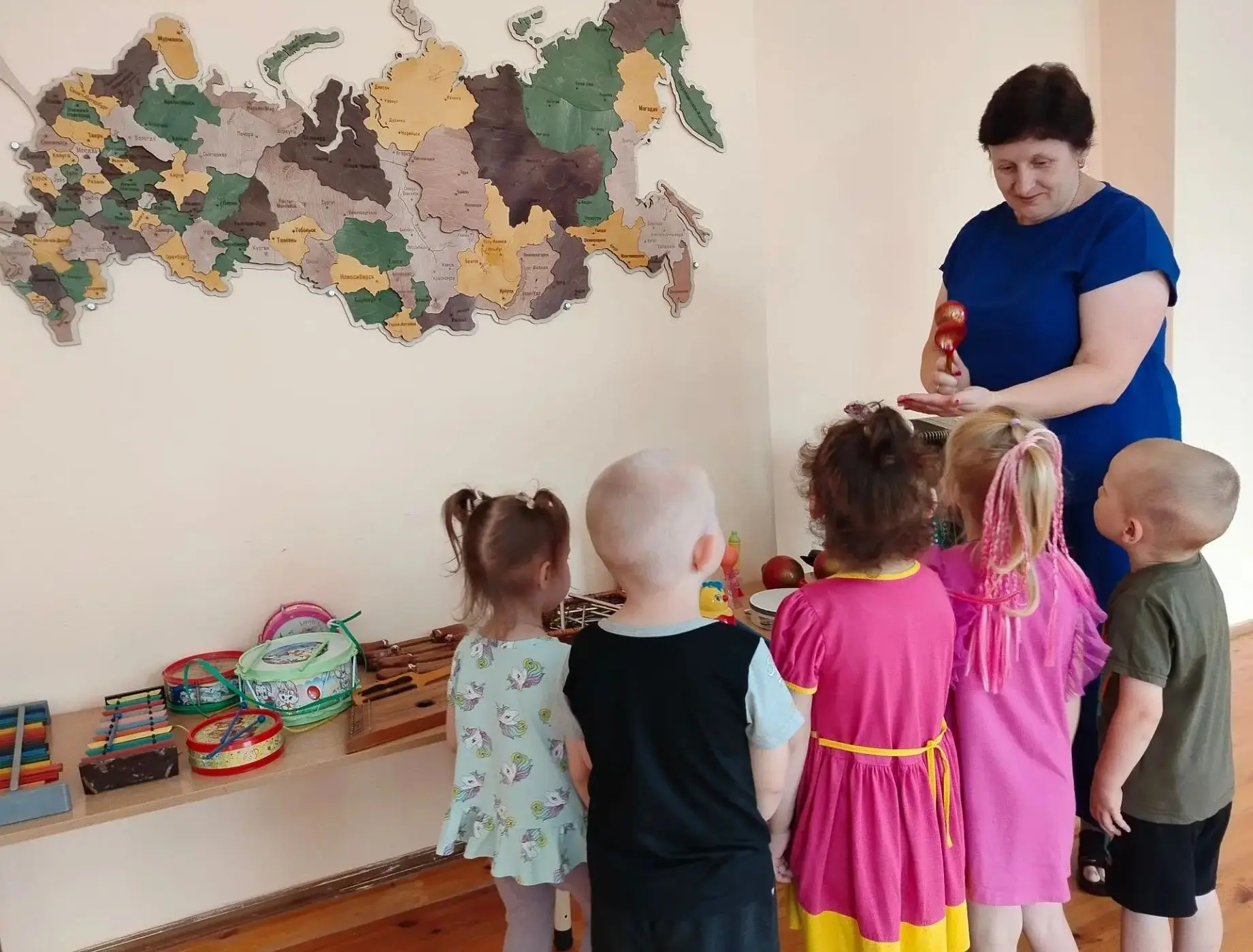 Воспитанники второй младшей группы детского сада «Солнышко» посетили выставку музыкальных инструмент