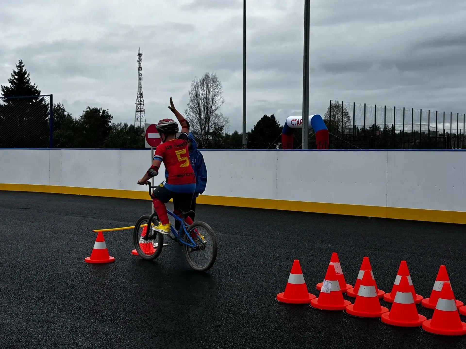 🚲 Школьные соревнования по фигурному вождению велосипеда и электросамоката прошли в эт...