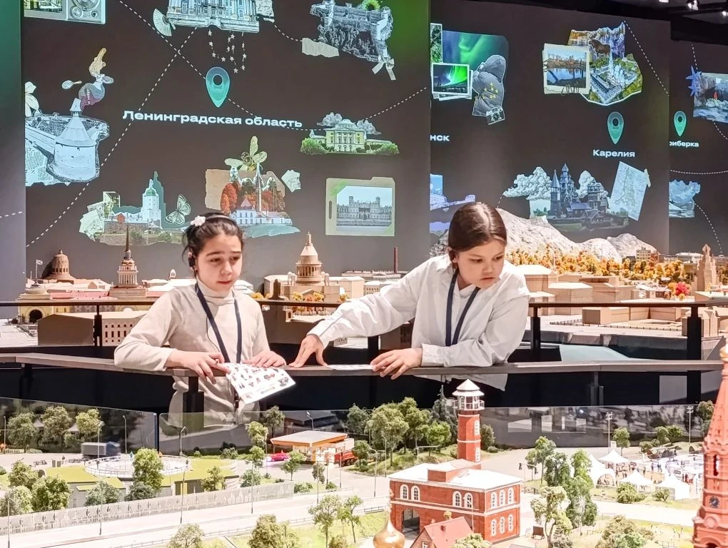 🏛 Необычная экскурсия по России — не выходя из Москвы!  Ученики 3И класса совершили удивительное пут