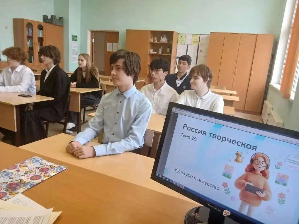 🎶 Любимая музыка в наушниках, яркие афиши в городе, дизайн одежды и предметов, сайты и приложения, к