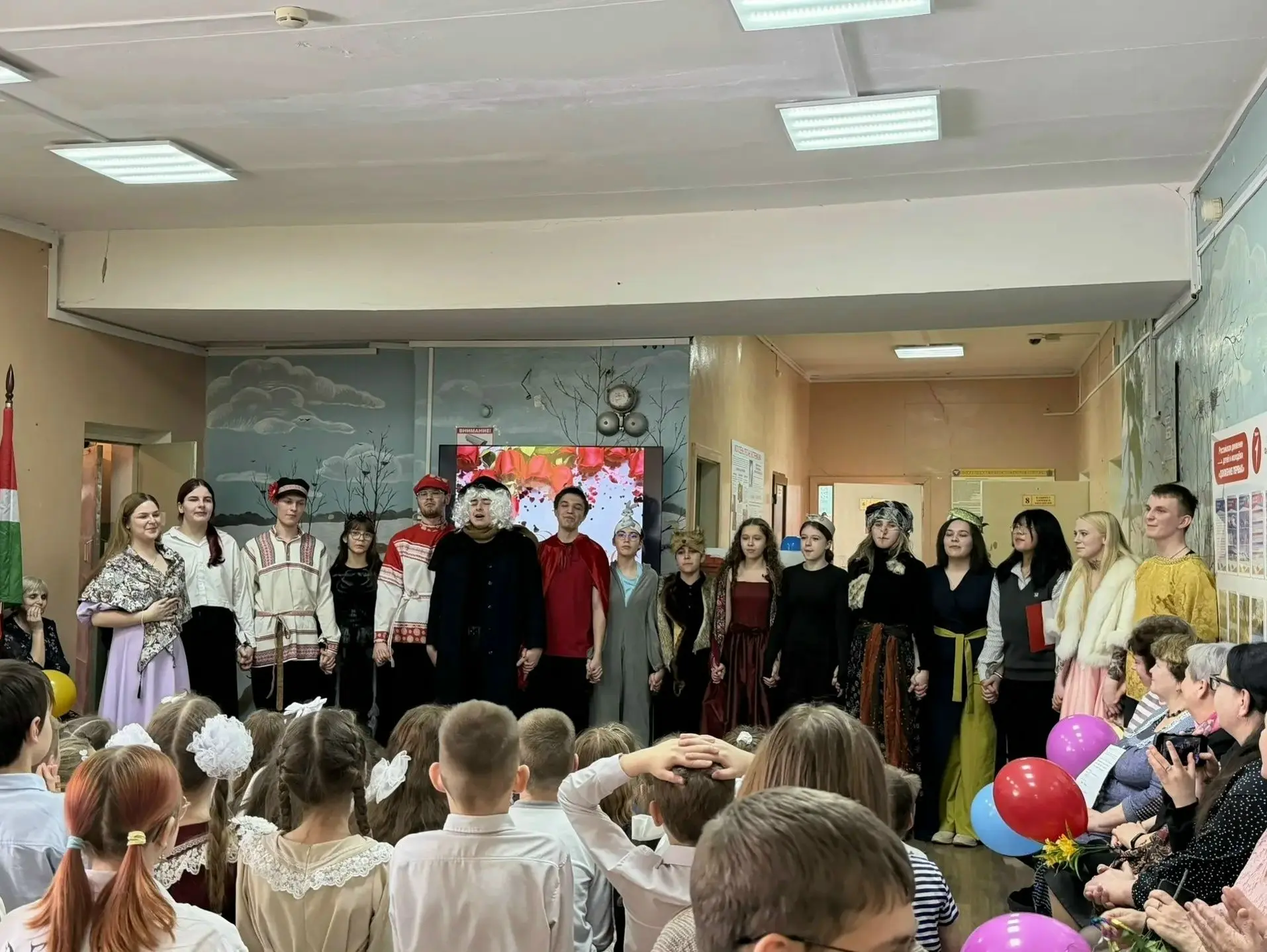 В преддверии праздника в нашей школе было по-настоящему тепло и уютно. Активисты Движен...