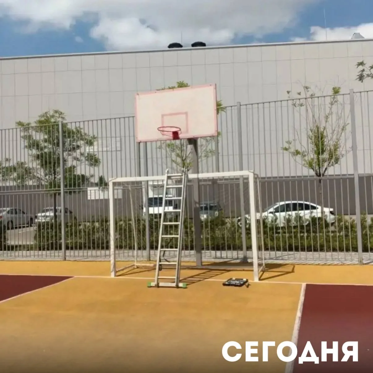 На спортивной площадке жилого комплекса «Сегодня» выполнены работы по установке баскетб...