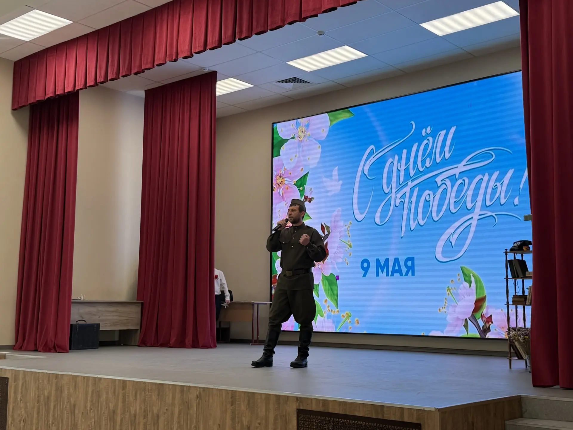 🌸Сегодня в нашей школе прошёл праздничный концерт, посвящённый Дню Победы!  На одной сцене объединил