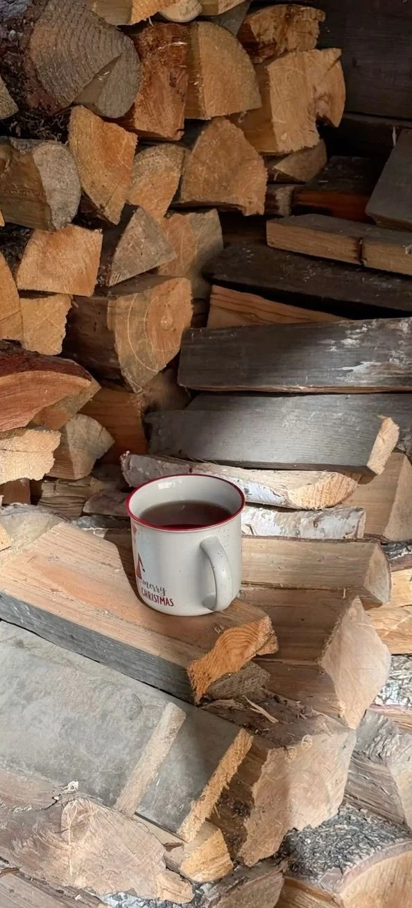 Дождь закончился, и мы заварили чай с листьями смородины и вишни. 🍒