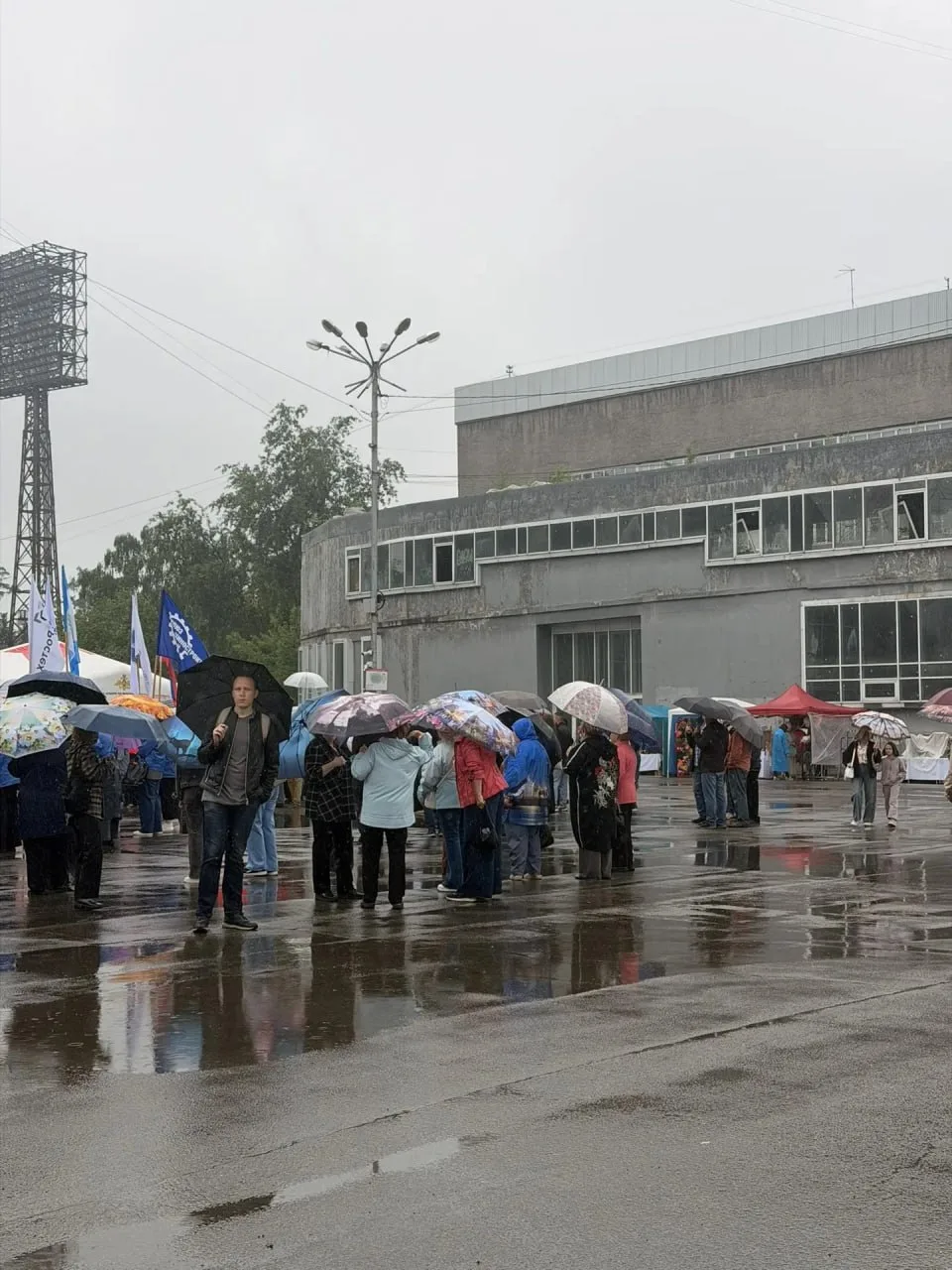 🇷🇺 В Иркутске на площади «Труда» развернули 50-метровый флаг России в День страны