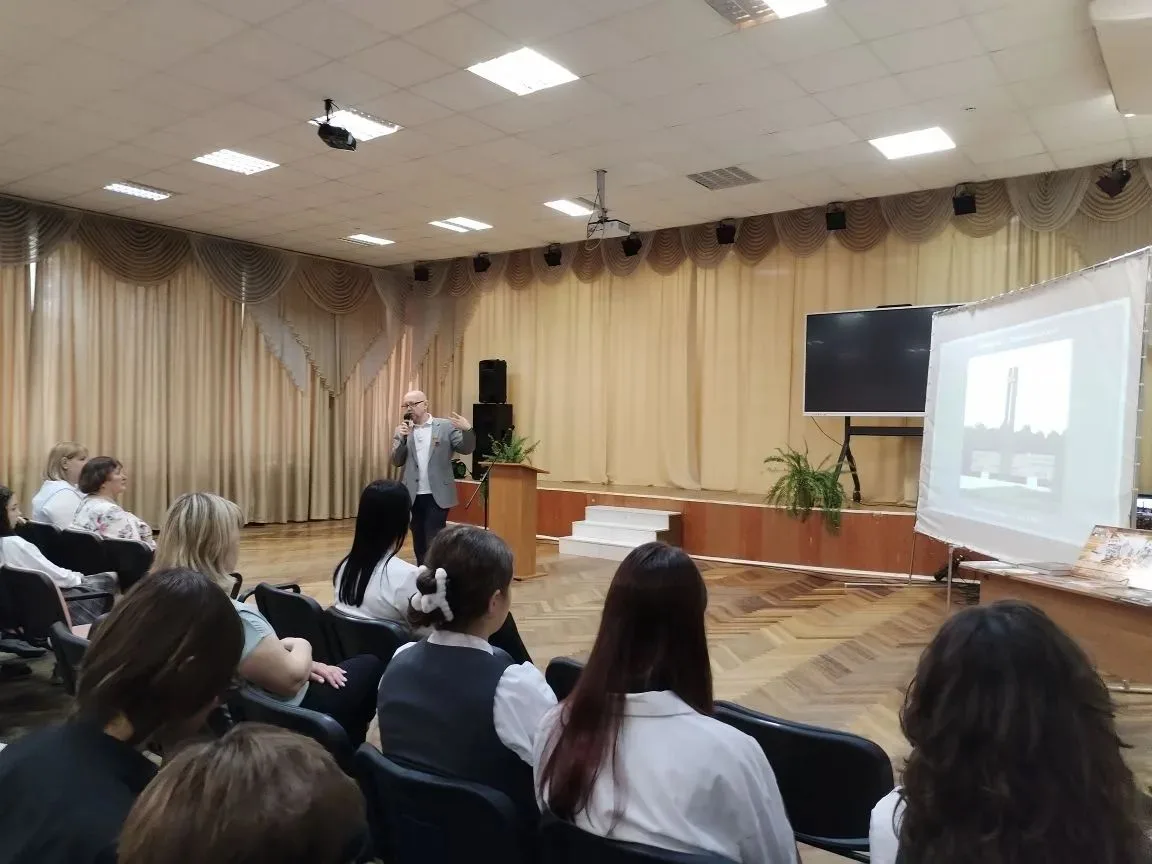 Сегодня сотрудники Старооскольского краеведческого музея провели уроки в старших класса...