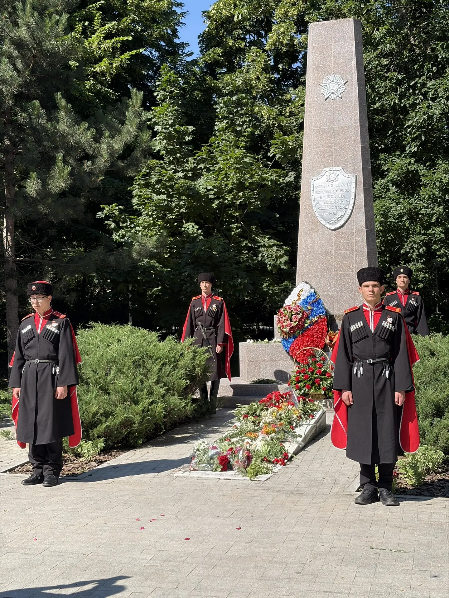 22 июня 2026 года, в День памяти и скорби, юные казаки-школьники несли Вахту памяти у мемориалов и в