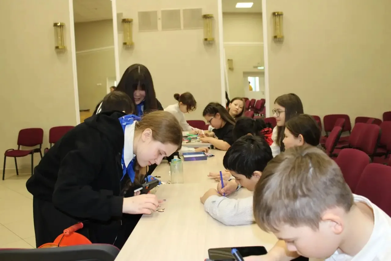 🚀 В преддверии Дня космонавтики активисты Движения Первых МОБУ СОШ №13 провели тематические классные