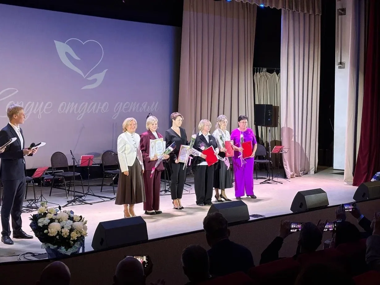 В Бронницах отметили День учителя. В культурном центре собрались все: от ветеранов обра...