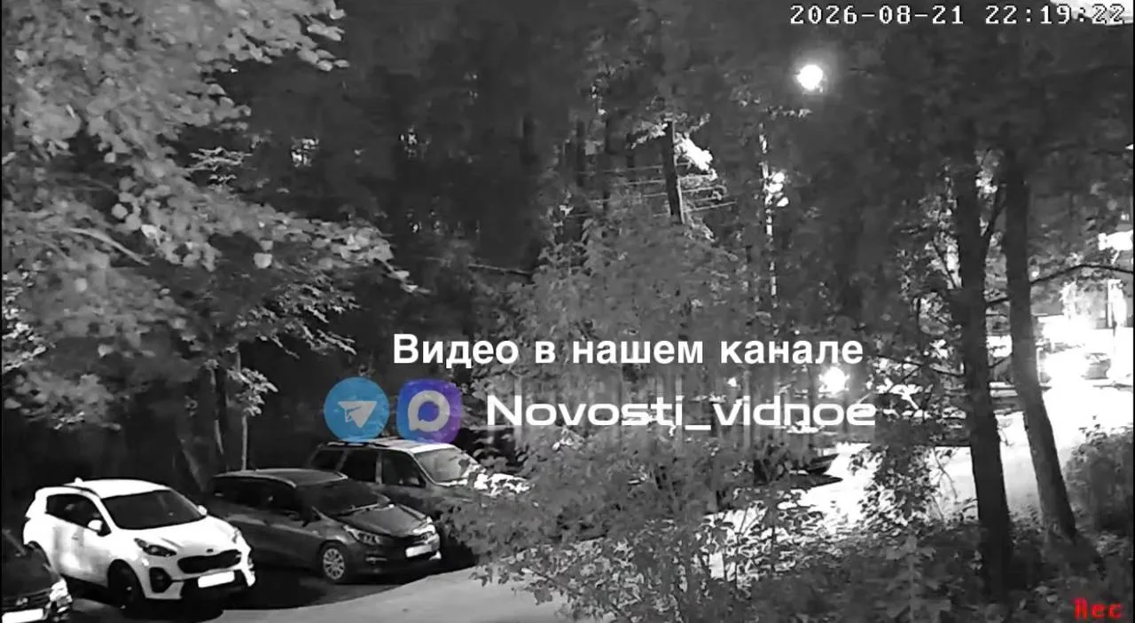 С дома Советская,д.6 с окна второго этажа неизвестный стреляет автоматными очередями но...