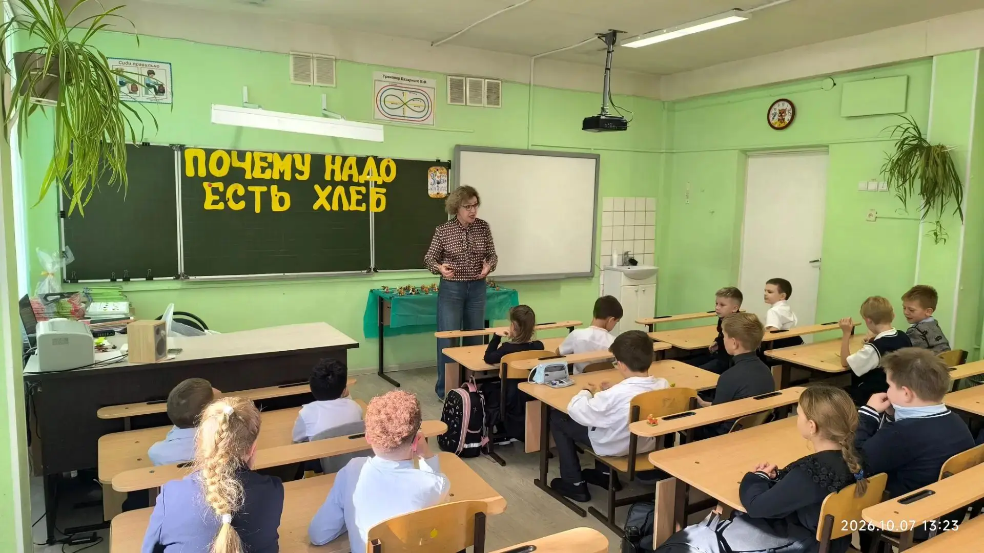 В рамках Недели труда в 3 "Б" пришла гостья - Флигиль Елена Яковлевна, директор пекарни...