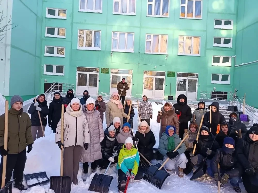 Вместе мы — сила! ❄️🤝  После обильного снегопада территория нашей школы нуждалась в помощи, и эта по