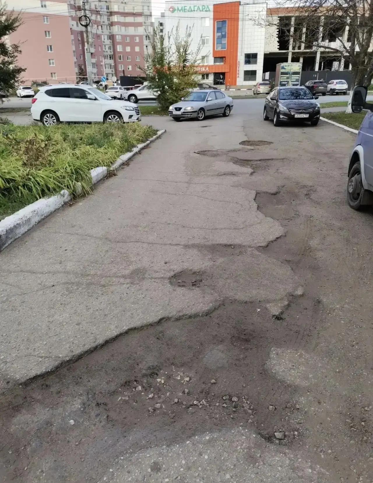 ❗️Жители просят отремонтировать подходы к школе №1 до дождей