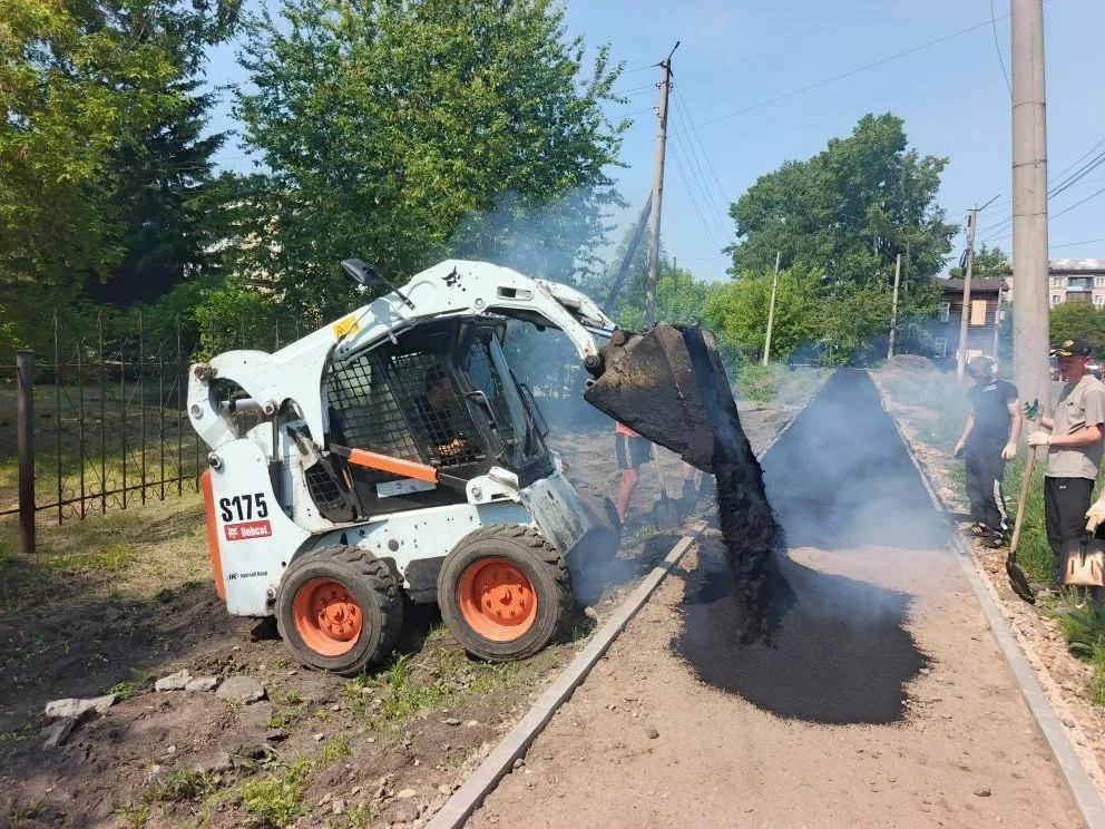 На улице Транспортной в Тайшете асфальтируют тротуар в районе вокзала.

Фото из канала мэра Тайшетск
