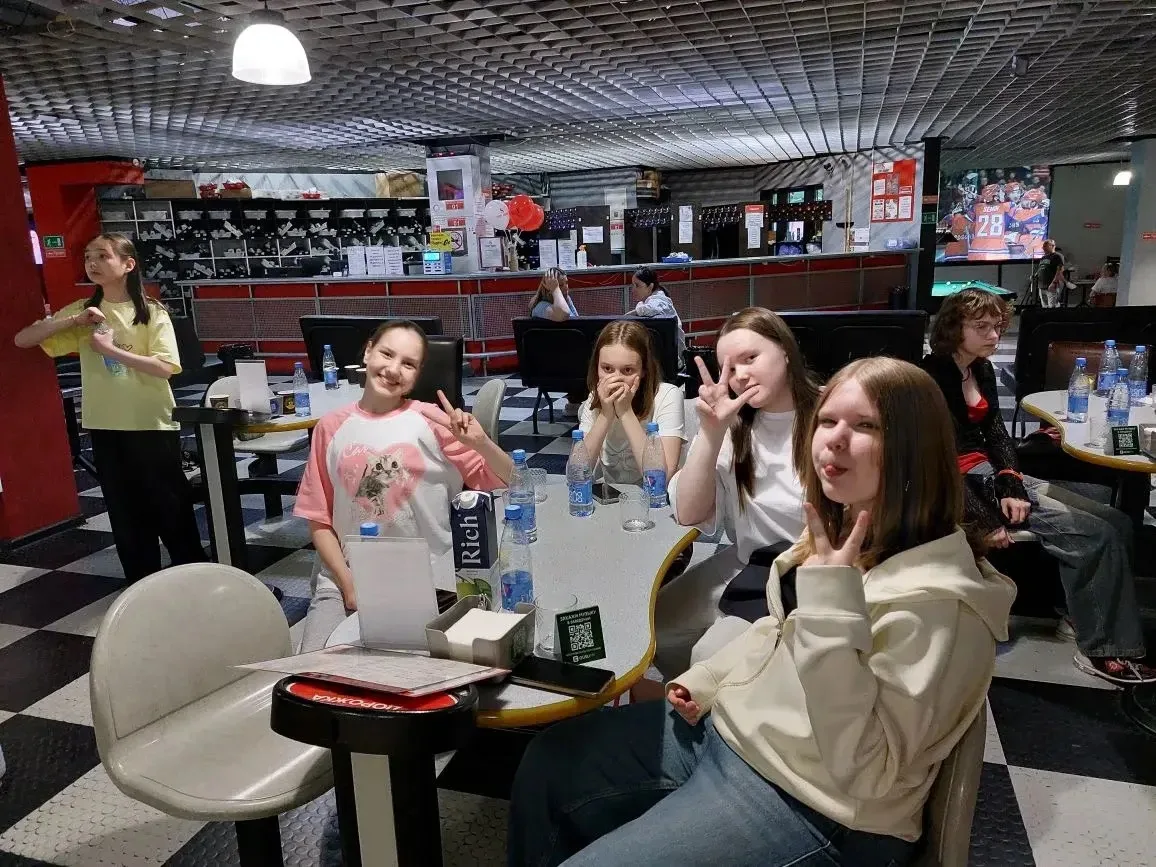 21 мая ученики 6В класса отправились в боулинг🎳 , где отлично провели время, соревнуясь друг с друго