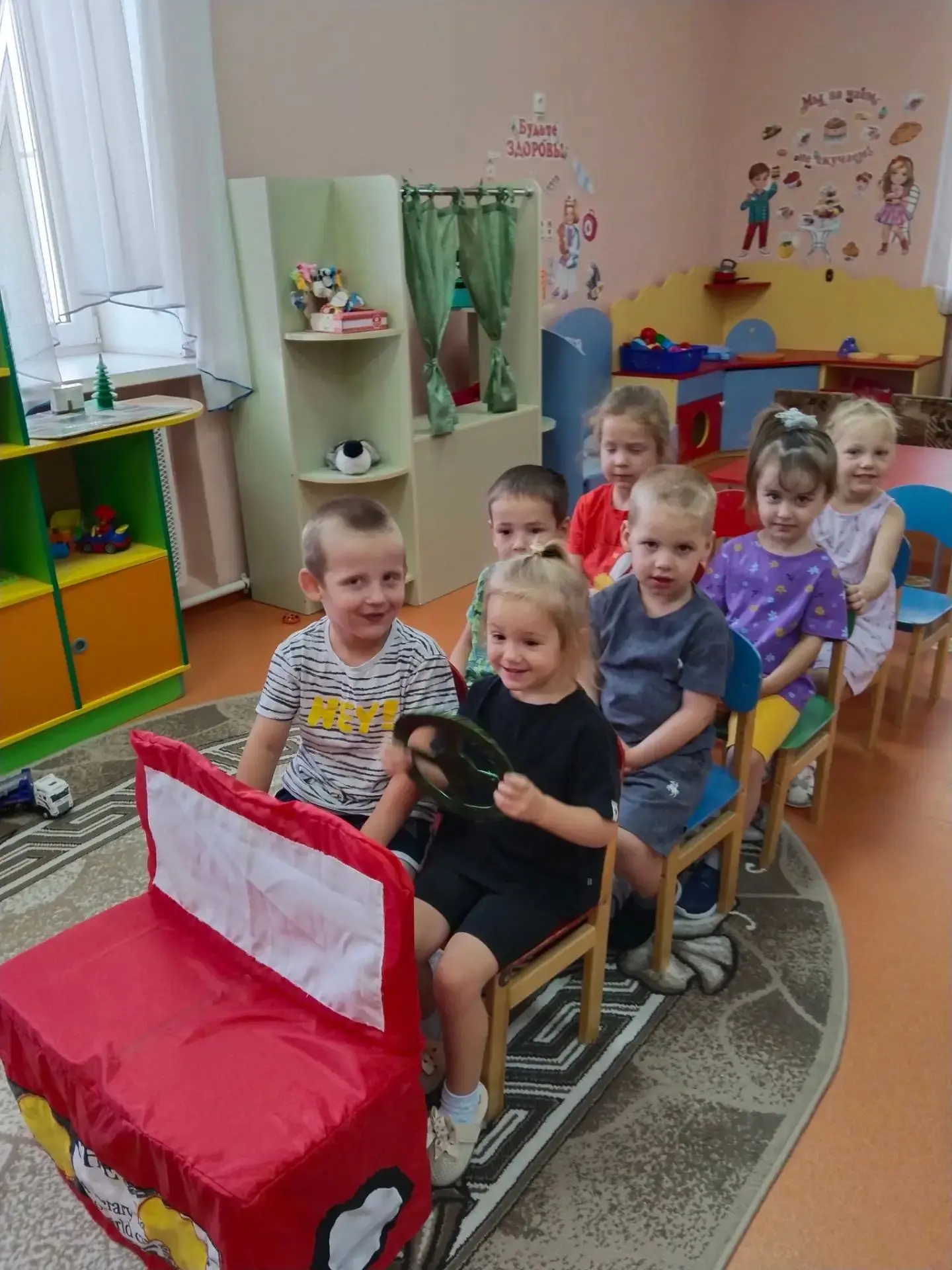 Сегодня в нашей средней группе "Капельки" бало замечательное приключение - мы ездили на...