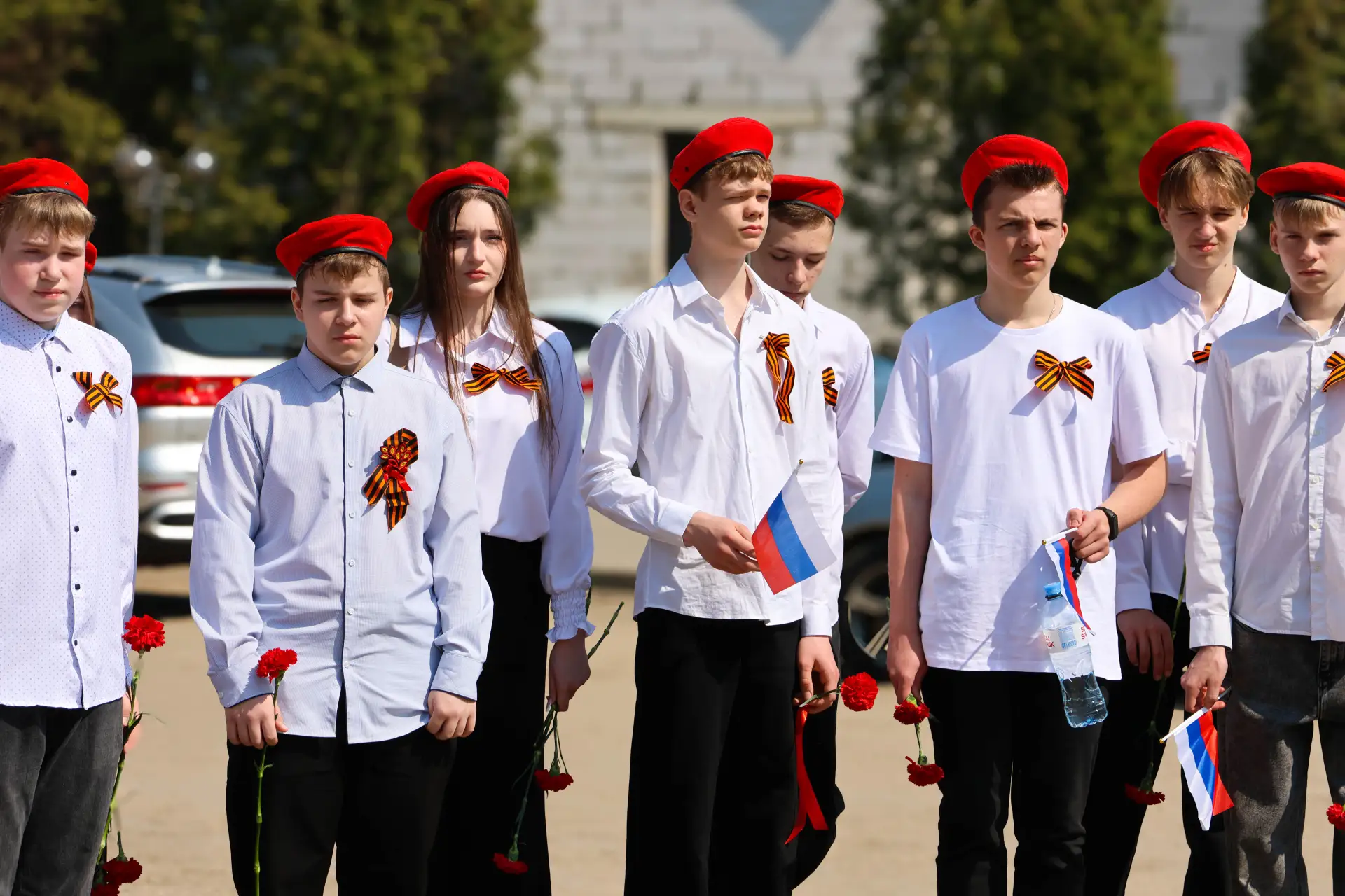 🌟 Новомосковцы почтили память героев  Накануне 81-й годовщины Великой Победы у Братской могилы на Го