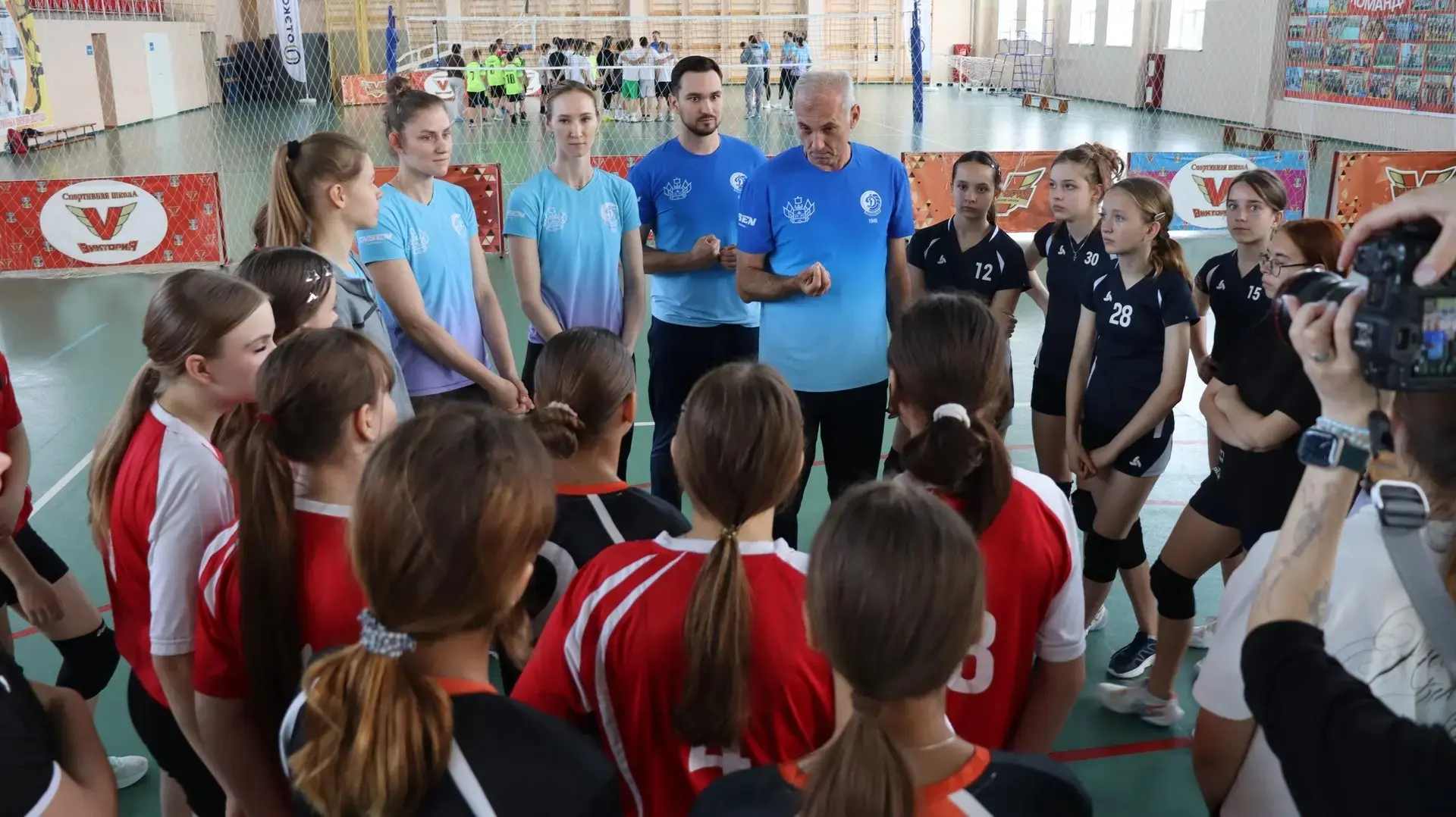 🏆 Сыграть на одной площадке с кумиром — мечта любого спортсмена, а для юных волейболистов Темрюкског