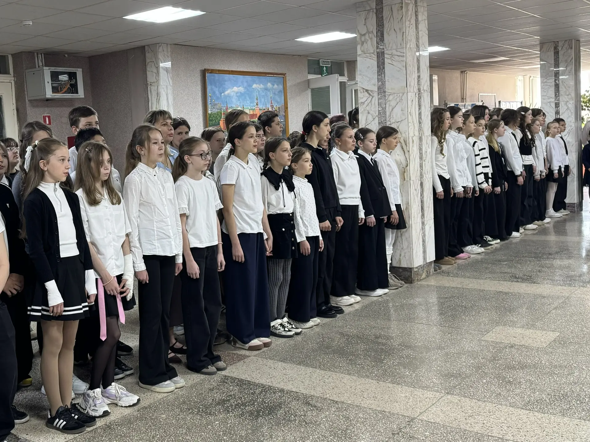 🇷🇺Наша неделя традиционно началась с поднятия флага и исполнения гимнов  На линейке ребята узнали о 