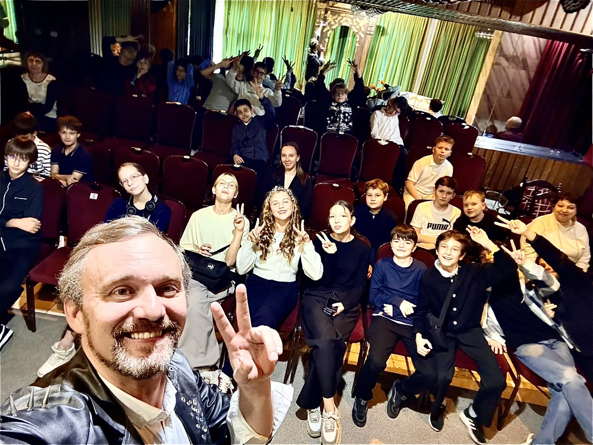 Сегодня провел экскурсию для будущих поклонников нашего театра из 64 лицея. Было взаимн...
