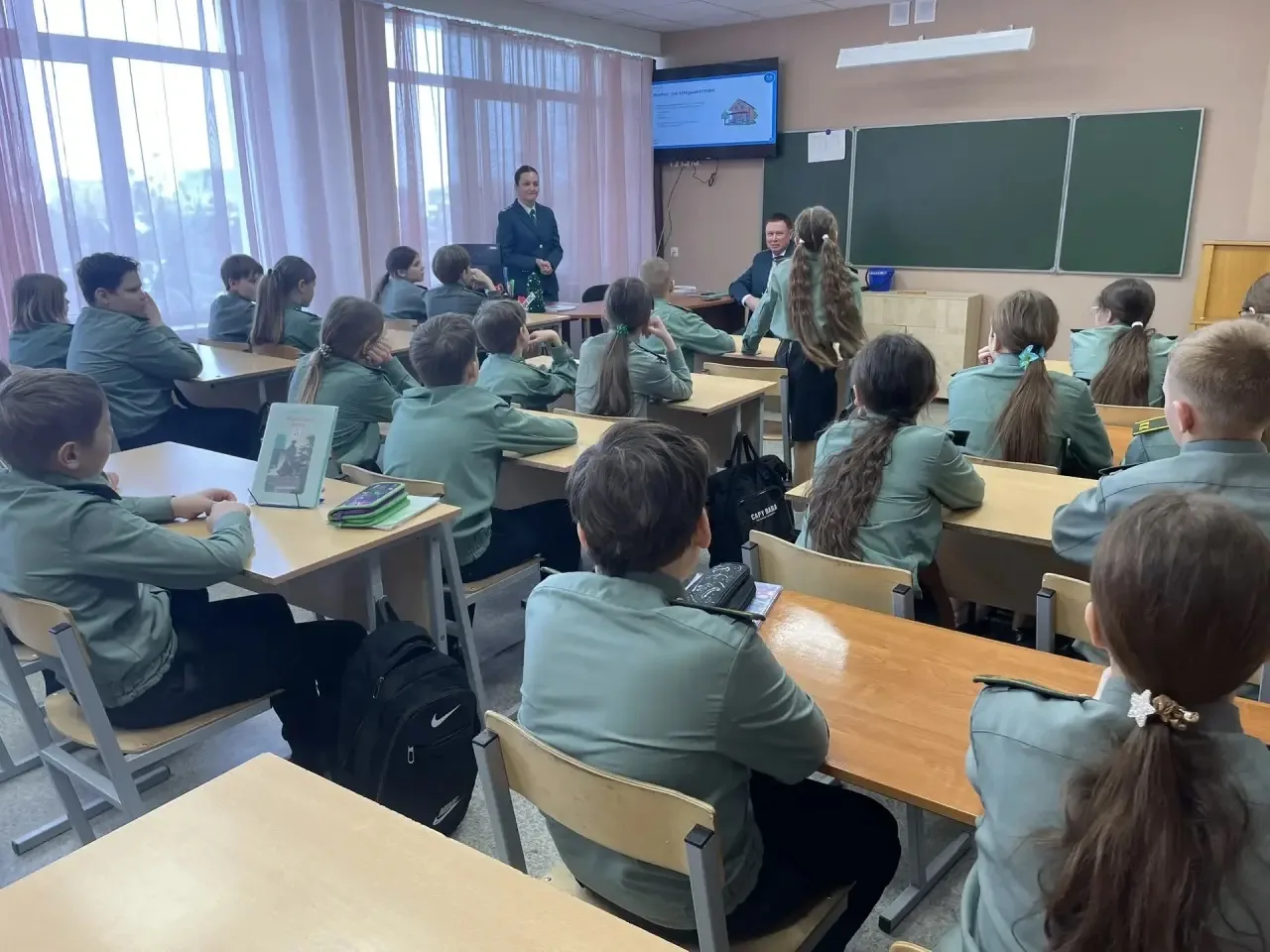 📣 Интересный урок в 5 «А» классе!  Сегодня представители Налоговой службы провели познавательную бес