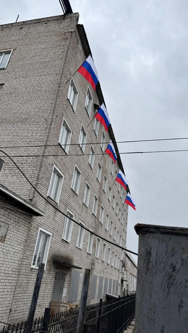 Кстати, совсем забыл показать вам, как патриотично выглядело наше общежитие в Череповце в этот прекр