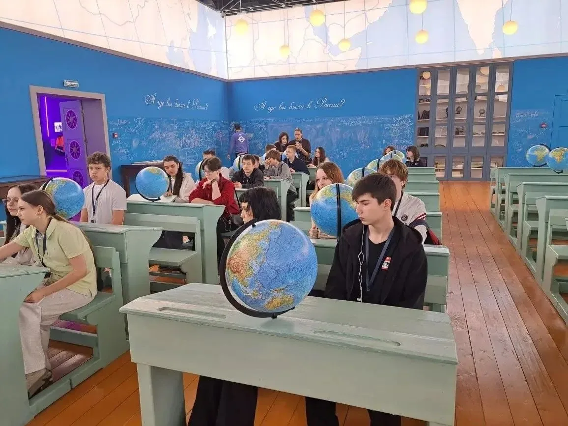 Ученики 7Л, 7 К и 8к,8А, 8Б, 8М, 8Л классов с классными руководителями Беляевой И.А., Ромашкиной С.А