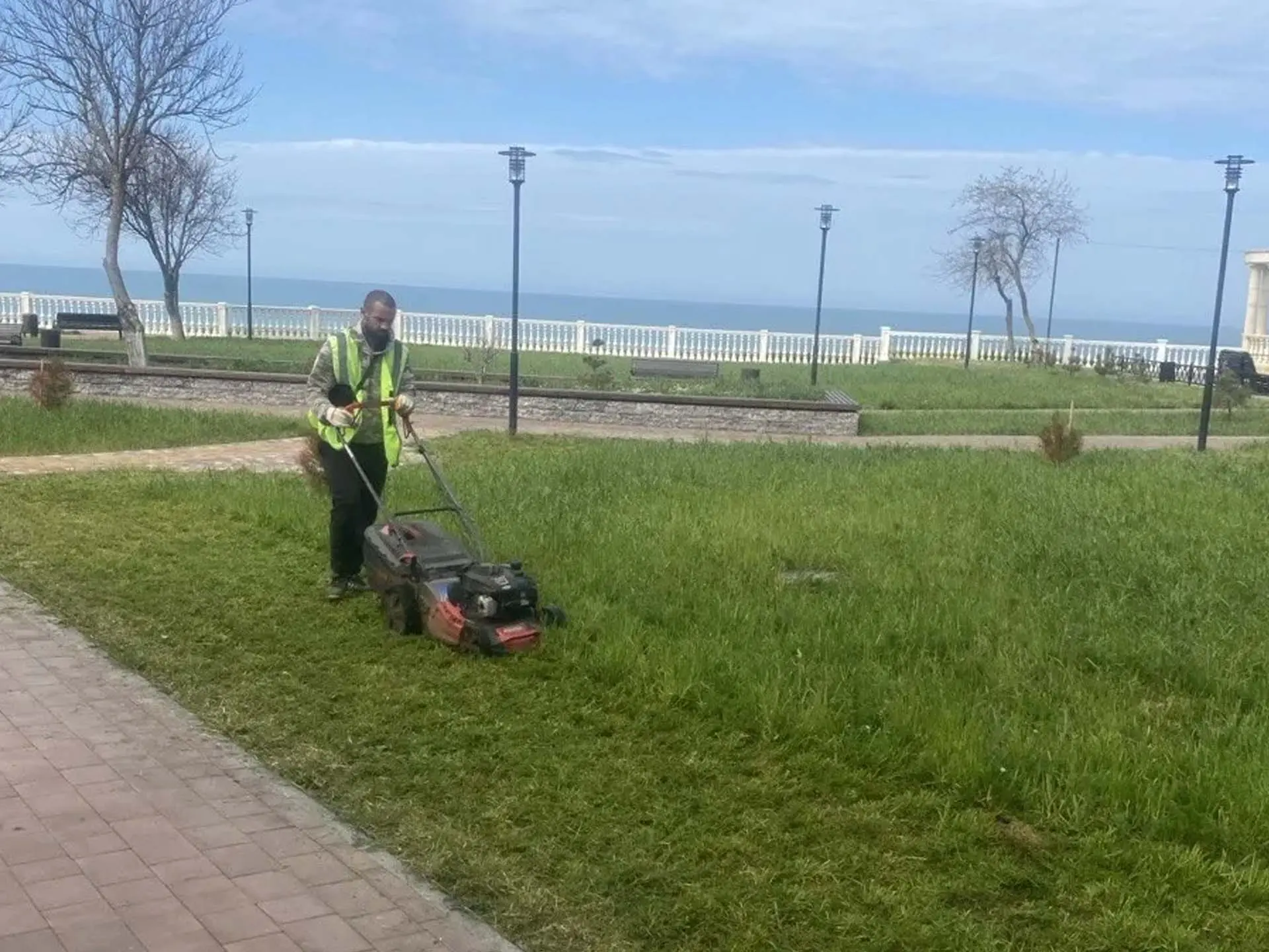 В Симферопольском районе продолжаются комплексные работы по покосу травы и благоустройс...