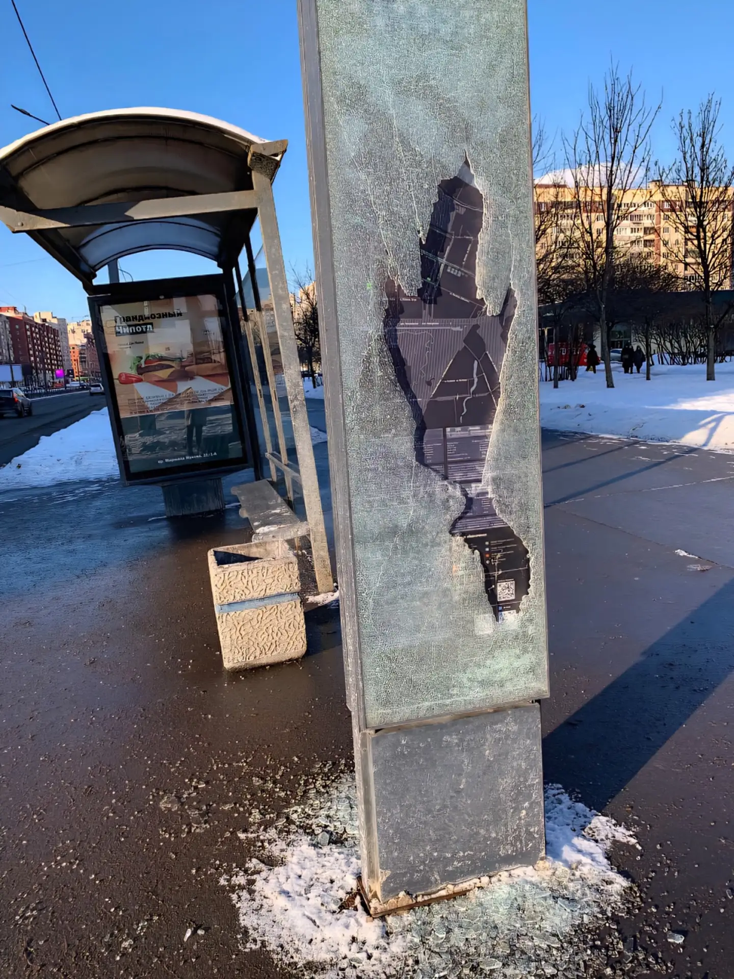 На остановке "Ленинский проспект, дом 95" обнаружено серьёзное повреждение информационн...