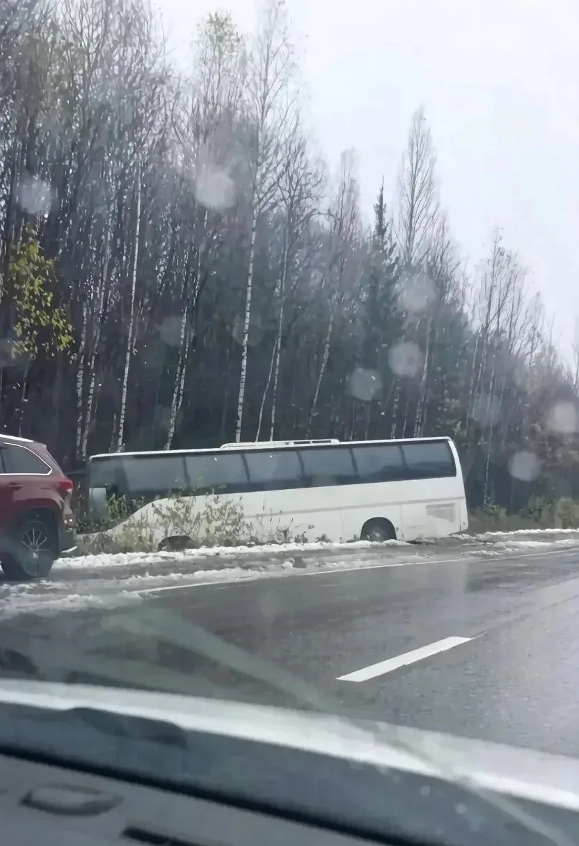 На трассе автобус с пассажирами съехал в кювет