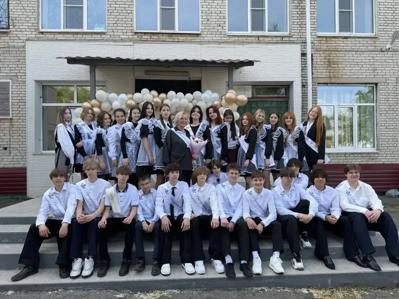 Дорогие выпускники 9-х классов! 🎓✨  Сегодня вы завершаете важный этап в своей жизни — основное общее