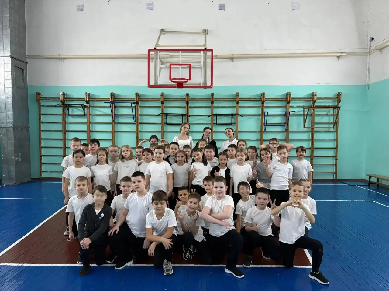 Оффлайн — это круто! 🙌🌟  Сегодня начальная школа отметила Народный День без интернета в спортивном з