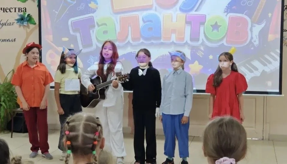 🎤 На сцене наши звёзды!
Этот день в пришкольном лагере запомнится надолго! Песни, танцы и даже игра