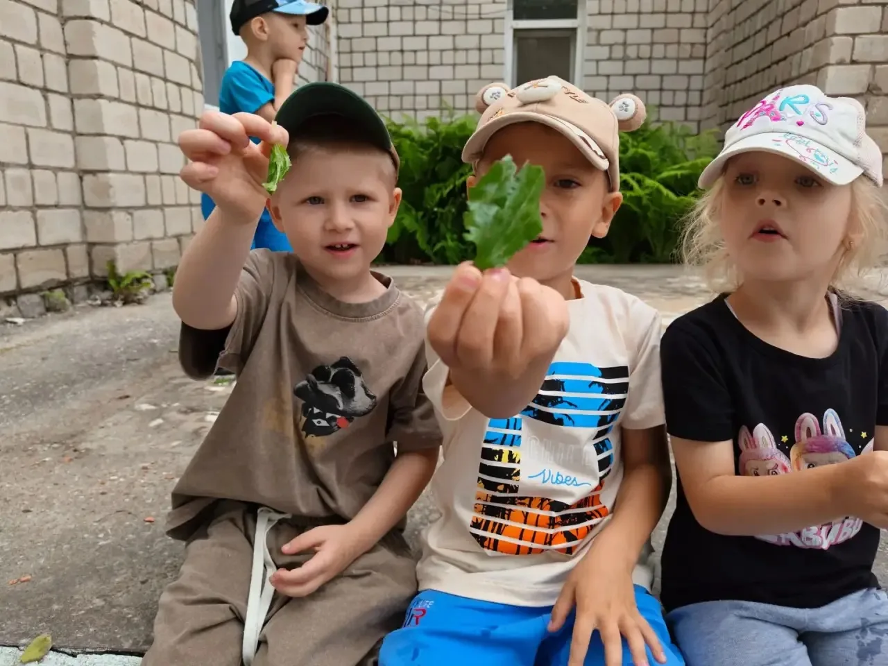 Здравствуйте, уважаемые родители! 😊
Сегодня в рамках тематической недели «Травушка‑муравушка» мы с 