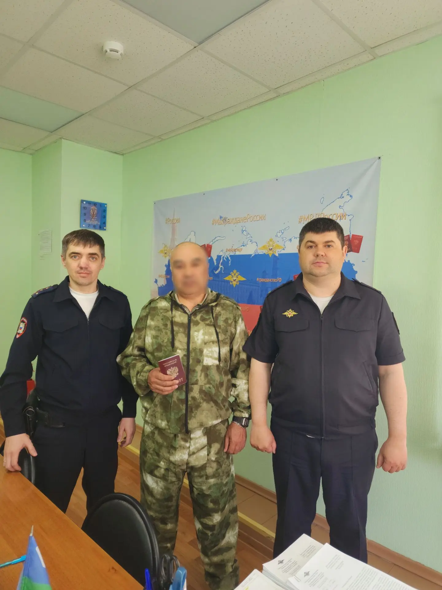 🇷🇺 Полицейские Югры вручили российский паспорт уроженцу Таджикистана – участнику СВО 
 
👮🏻‍♂️В О