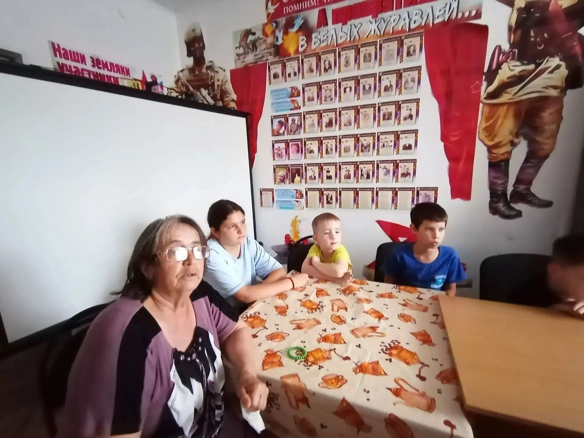 🎬 В библиотеке села Гродеково продолжается настоящий праздник Российского кино! 📽️28 ...