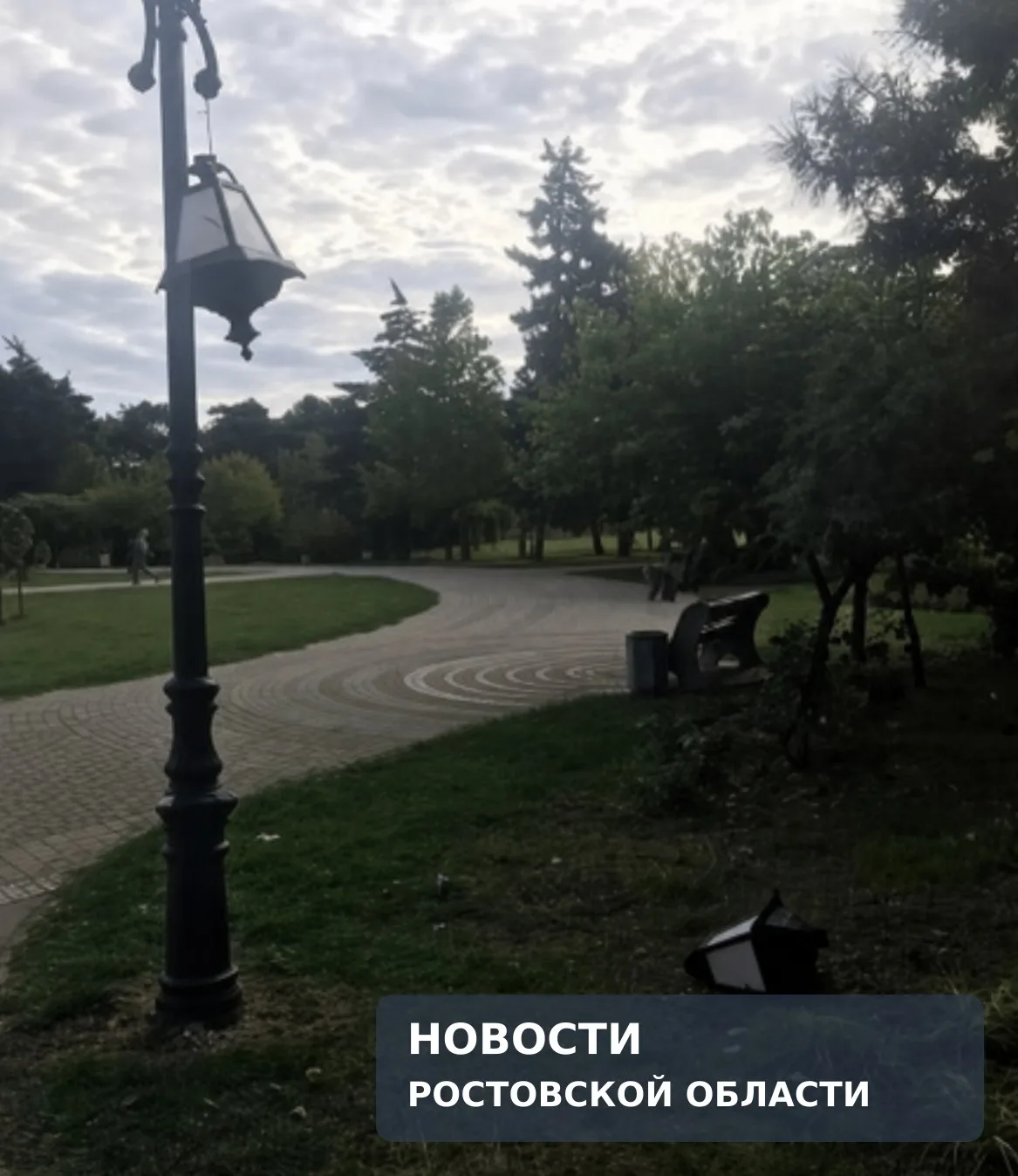 Неизвестные разбили фонари в парке Памяти в Азове