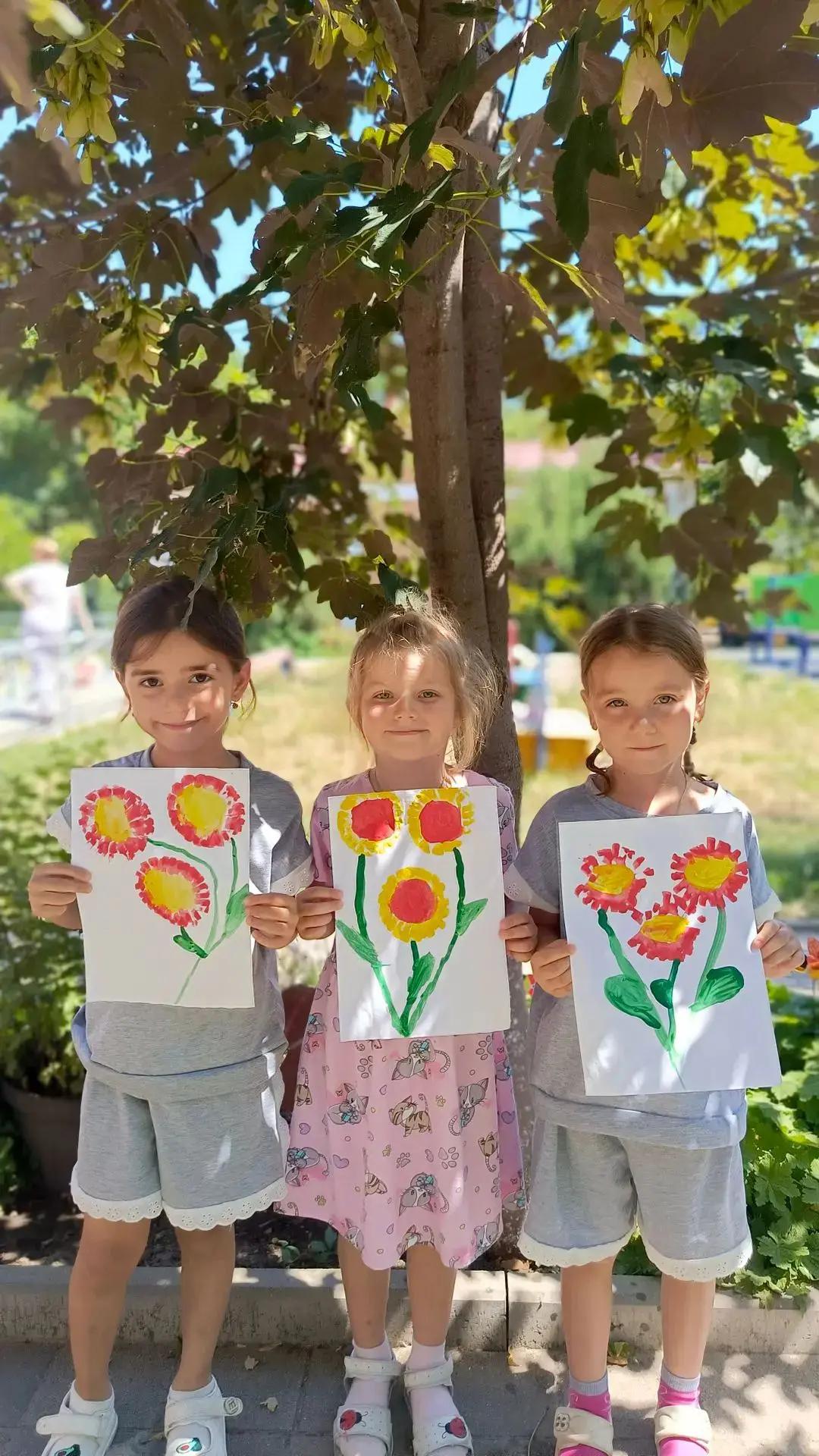 Шаг 3: Добавляем детали – жизнь на бумаге!
Теперь, когда наши маргаритки "расцвели", пора добавить и