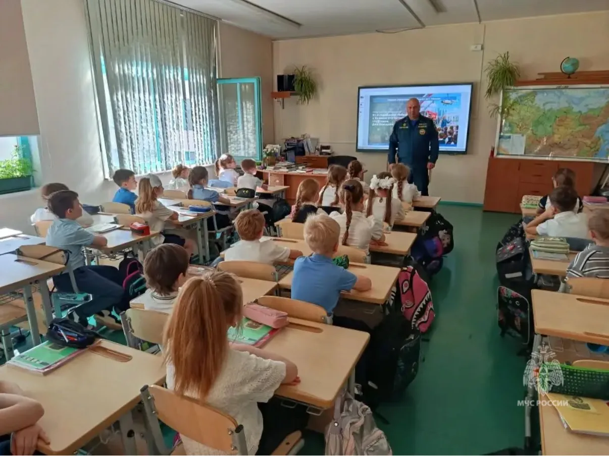 🟠В Центральном округе столицы прошли открытые уроки культуры безопасности  Сотрудники 3 и 4 ТОНПР по