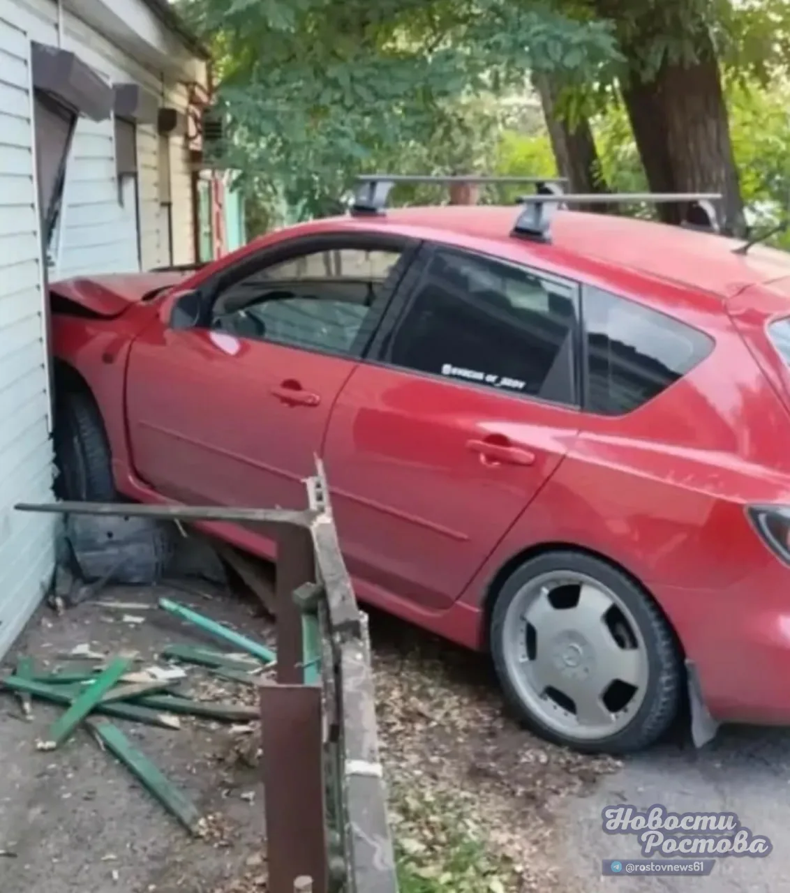В Азове легковушка протаранила жилой дом