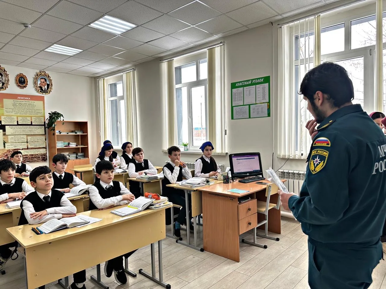 В нашей школе прошла профилактическая беседа по вопросам безопасности. Сотрудник МЧС Тарамов Акраман