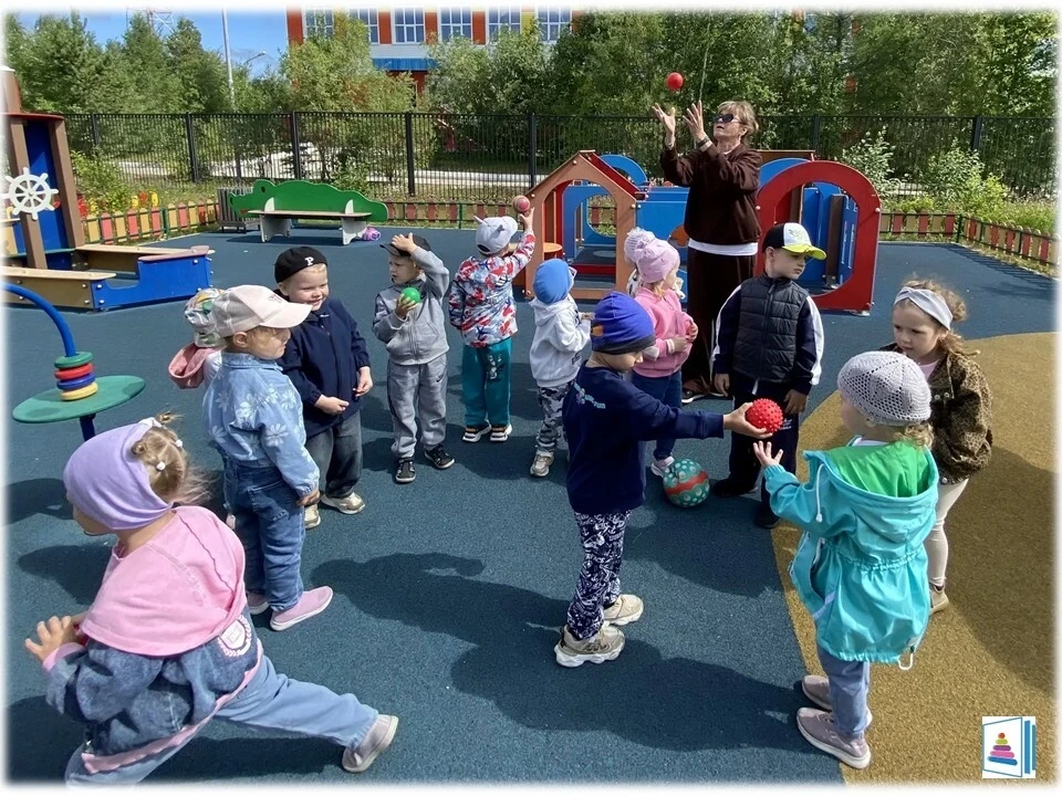 «Лови, бросай, упасть не давай!» Сегодня ребята весело играли в игры с мячом, целью которых является