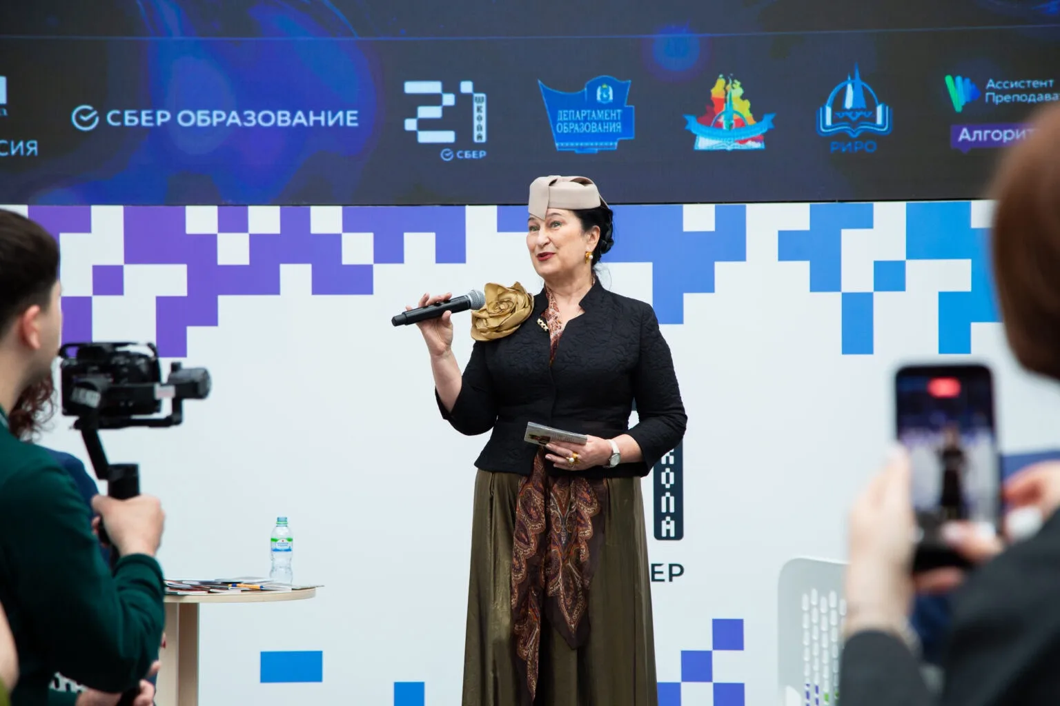 💫Дорасти до человечности: на конференции «Педагоги будущего» прошел поэтический вечер Марины Вернал